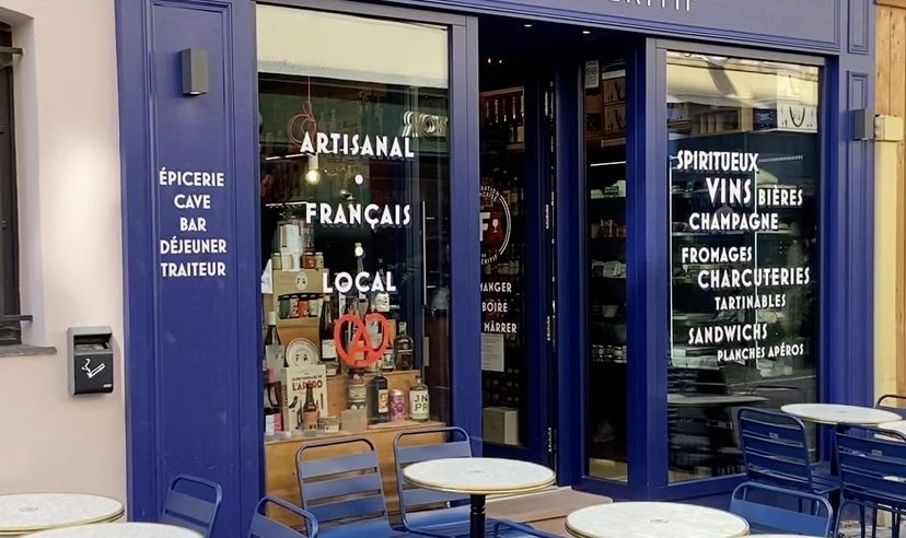 Intérieur d’un bar-épicerie FFA avec une sélection de produits artisanaux français et une ambiance conviviale.